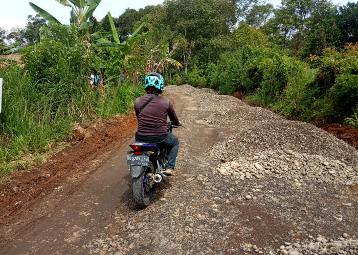  Jalan 1,5 Km ke 3 Desa di GUmay Ulu Dilakukan Pengerasan