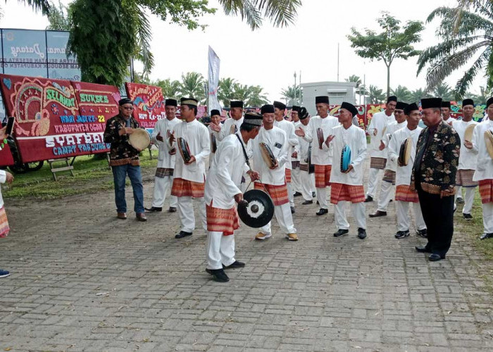 Curi Perhatian! Aksi Bapak-bapak Pemain Terbangan di KPT Tanjung Senai Jadi Objek Foto Tamu HUT OI