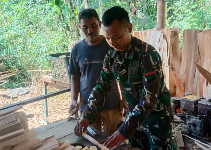 Keren Abiz! Anggota Satgas TMMD Semarang Berguru ke Pak Warto, Sulap Limbah Kayu Jadi Cuan Pembungkus Ikan