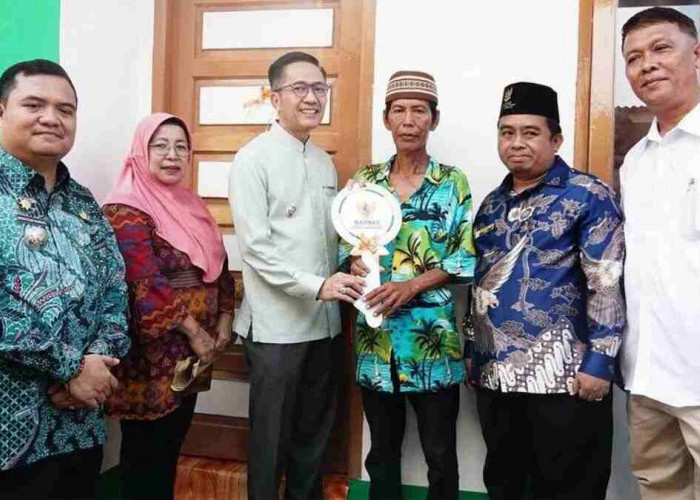 Terima Kunci Rumah Baru dari Pj Walikota Palembang Ratu Dewa, Fauzi: Kami Tak Lagi Kehujanan
