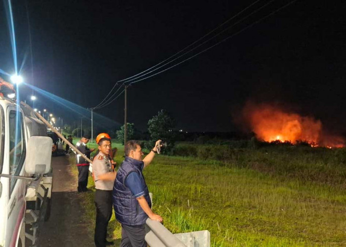 Siang Malam Bertaruh Nyawa! Kapolres Ogan Ilir Pimpin Langsung Pemadaman 10 Hektar Lahan di Palemraya