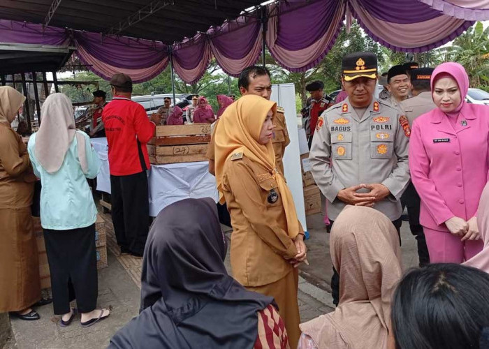 Ringankan Beban 10 KK Terdampak Kebakaran Pemulutan, Kapolres Ogan Ilir Kirim Sembako hingga Susu Ibu Hamil