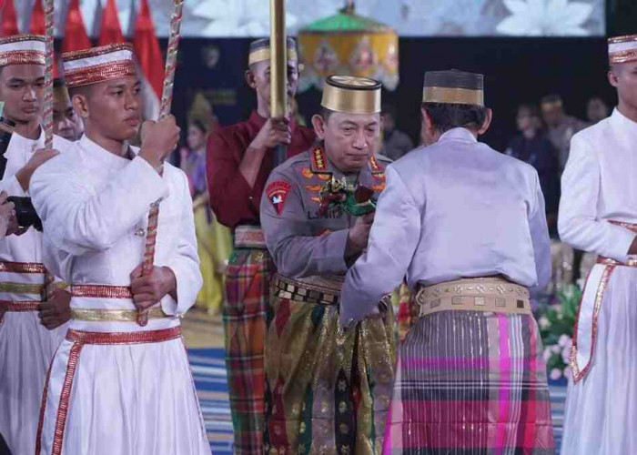 Kapolri Dapat Gelar Adat Karaeng dan Pusaka Supakala dari Dewan Adat dan Kerajaan di Sulawesi Selatan