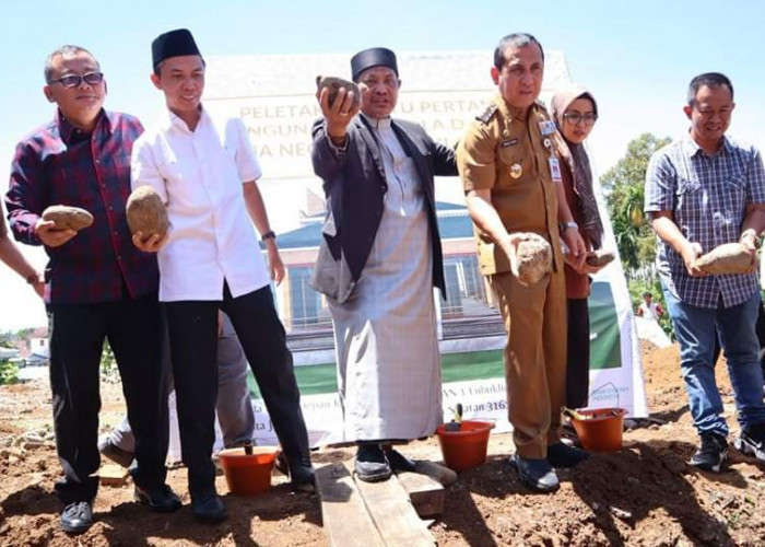 Walikota Lubuk Linggau Letakkan Batu Pertama Pembangunan Mushola Darul Ulum