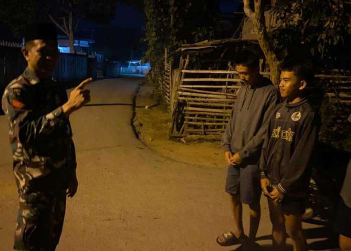Babinsa Tanjung Sakti 'Grebek' Remaja yang Masih Keluyuran Tengah Malam: Ada Apa?