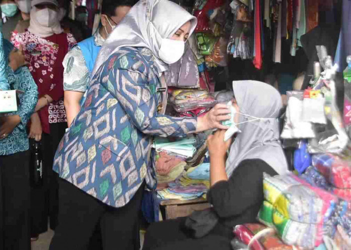 Cegah ISPA Akibat Kabut Asap Karhutla, Bupati Mura Gercep Turun Bagikan Masker Gratis
