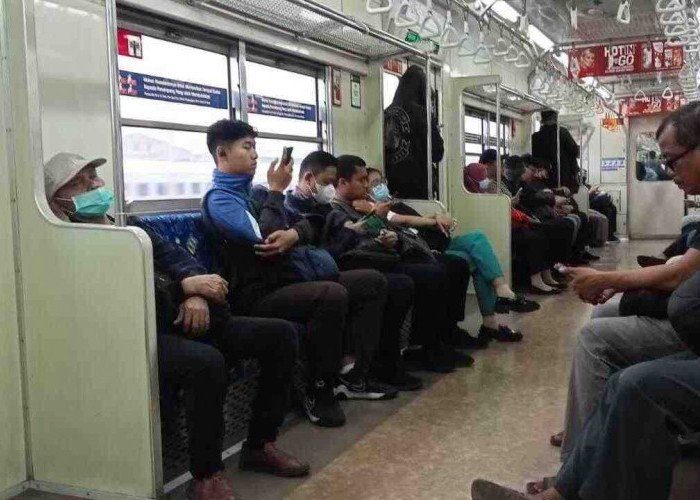 Ini 7 Kebiasaan Penumpang KRL Commuter Line Jabodetabek, Ada yang Jangan Ditiru Ya