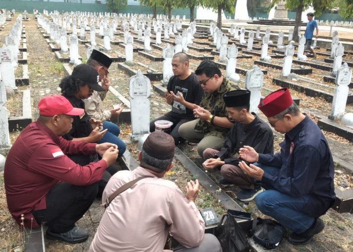 DRAMATIS! Komika Ali Alkaf Menangis Penyesalan, ZiarahI Makam Pahlawan dan Minta Maaf ke Sultan Palembang!