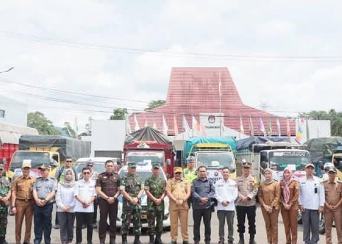 Sekda Kota Lubuklinggau H Trisko Defriyansa Lepas Logistik Pilkada ke Delapan Kecamatan