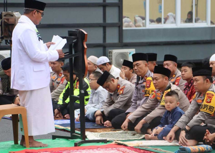 Penuh Kehangatan! Kapolres Lahat AKBP Novi Edyanto Gelar Sholat Id dan Halal Bihalal di Mapolres