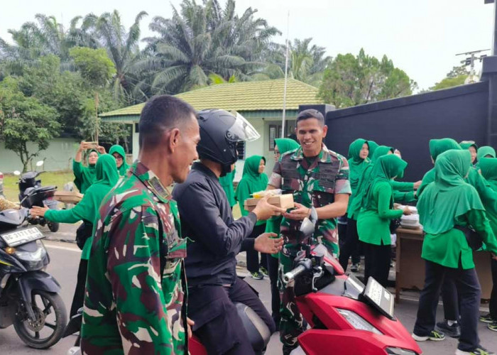 Suasana Hangat di Depan Makodim 0405/Lahat, Prajurit dan Persit Kompak Bagikan 200 Porsi Takjil