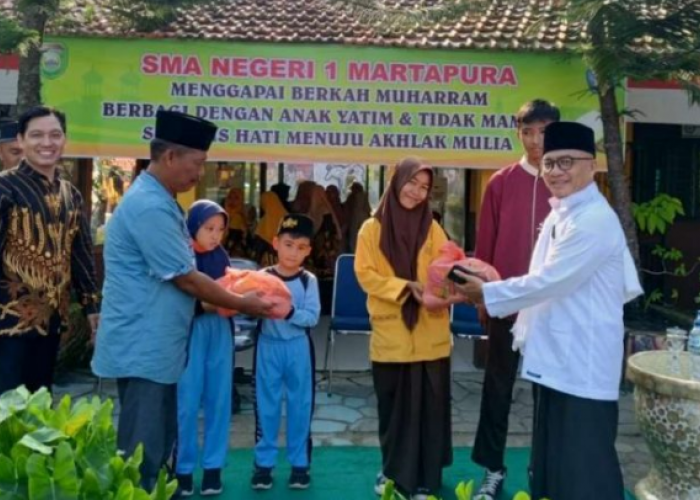 Keluarga SMA Negeri 1 Martapura Berbagi Sembako Kepada Siswa Kurang Mampu 