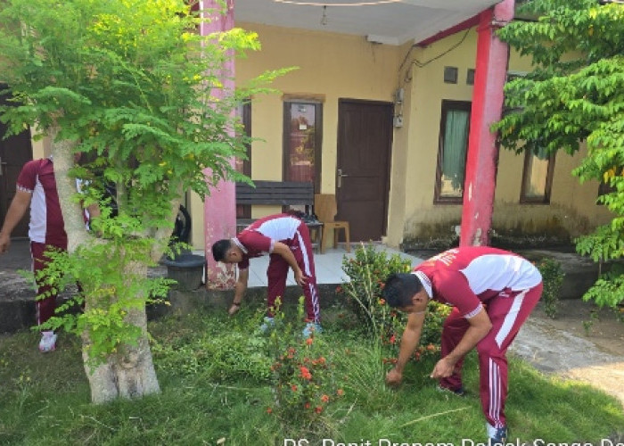 Ciptakan Lingkungan Kerja yang Nyaman, Kapolsek Sanga Desa Ajak Anggota Bersih-Bersih Mapolsek