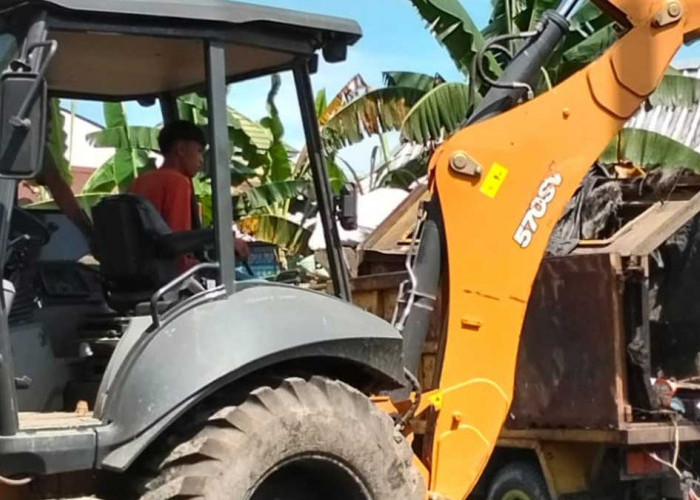 Waspada Banjir Lahat: Aksi Gercep Lurah Bandar Jaya Bersihkan Tumpukan Sampah di Perumnas 3