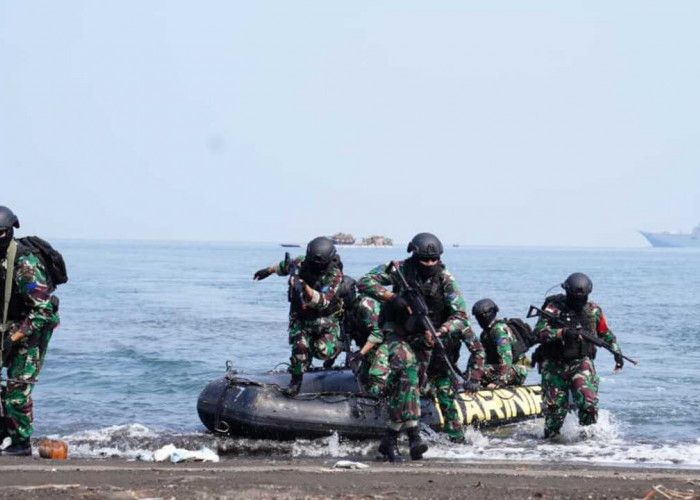 Diawali Serangan F-16, Ratusan Pasukan TNI-ADF ‘Serbu’ Pantai Banongan Jatim, Cek Keseruannya