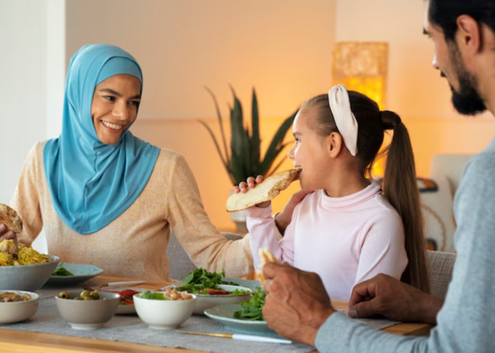 6 Cara Melatih Anak Puasa Ramadan Sejak Dini, Ajak Puasa Setengah Hari Dulu, Yuk Dicoba Bunda!
