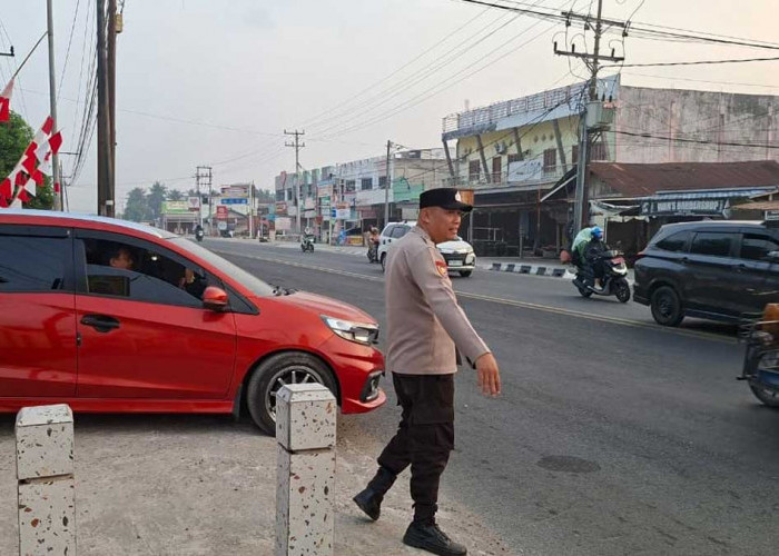 Cegah Macet dan Laka Lantas Jam Masuk Sekolah, Personel Polsek Indralaya Sigap Laksanakan Strong Point