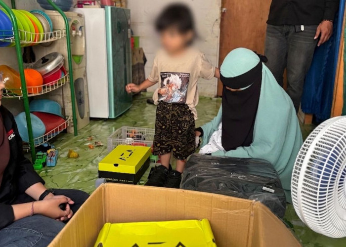 AZA x Disway Grup Kirim Sepatu dan Tas untuk Keluarga Almarhum Mandala, Remaja Meninggal Karena Infeksi Kaki