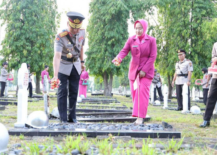 Pimpin Ritual Tabur Bunga Pagi Hari, Kapolda Sumsel Irjen Sandi Nugroho Ziarahi Makam Pahlawan Siguntang