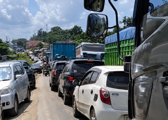 Hari Ketiga Pengecoran Jalintim Banyuasin Masih Bikin Macet Total, 1 KM Tembus 1 Jam!