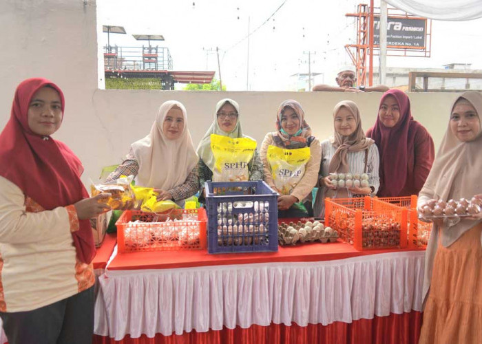 Serbu Barang Gratis di Kantor PKK OKU Timur! Warga Antusias Pilih Baju Lebaran Hingga Sayuran