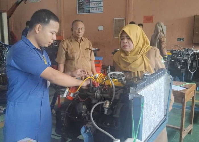 Pantau Langsung UKK, Kepala SMKN 1 Lahat Pastikan Kompetensi 545 Siswa Teruji