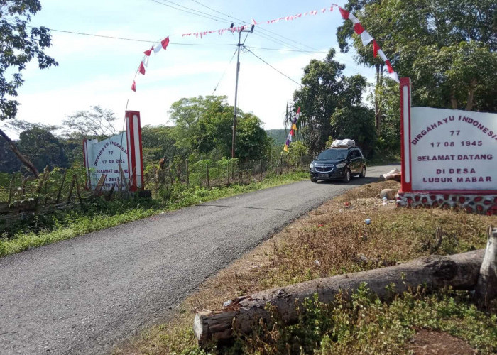 Gerbang Masuk Desa Lubuk Mabar Nuansa Merah Putih