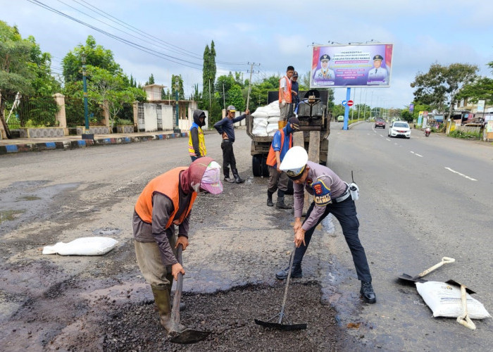 Satlantas Polres Musi Rawas Bersama Balai Pelaksanaan Jalanan Nasional Tambal Jalan Berlubang 