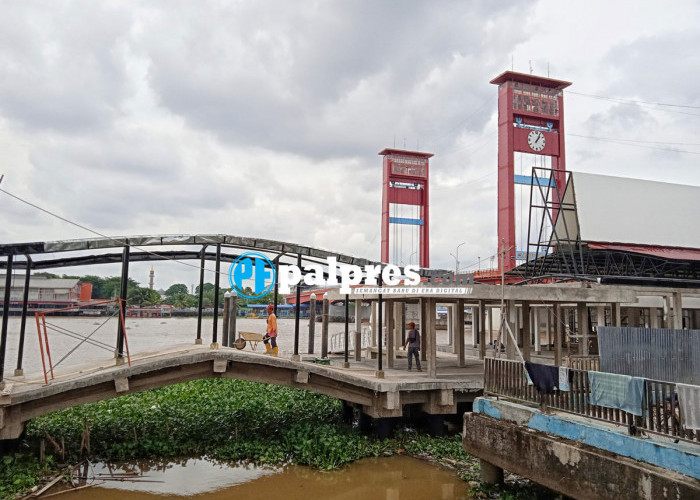 Pekerja melakukan aktifitas di progres pembangunan Plaza Terminal Jukung yang berada di tepian Sungai Musi Kawasan 7 ulu, Kota Palembang serta bersebelahan dengan Jembatan Ampera, Rabu, (18 Januari 2023). 
Foto : Alhadi Farid/Palpres.Com