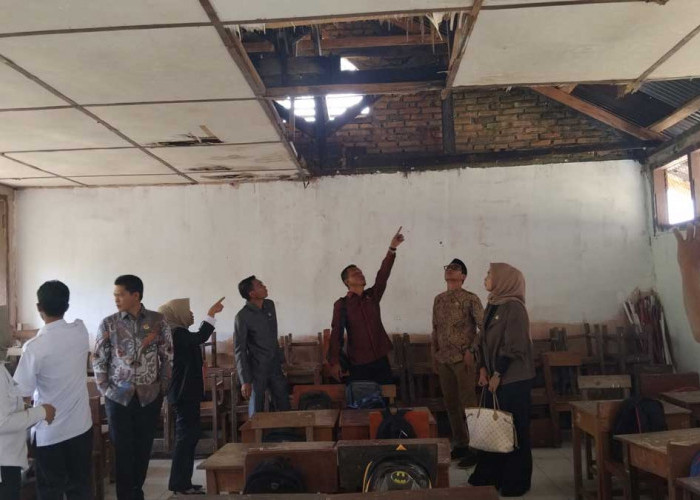 Kondisi SDN 9 Mulak Ulu Sangat Miris: Plafon Ambrol & Dinding Retak, Anggota DPRD Lahat Desak Perbaikan Total