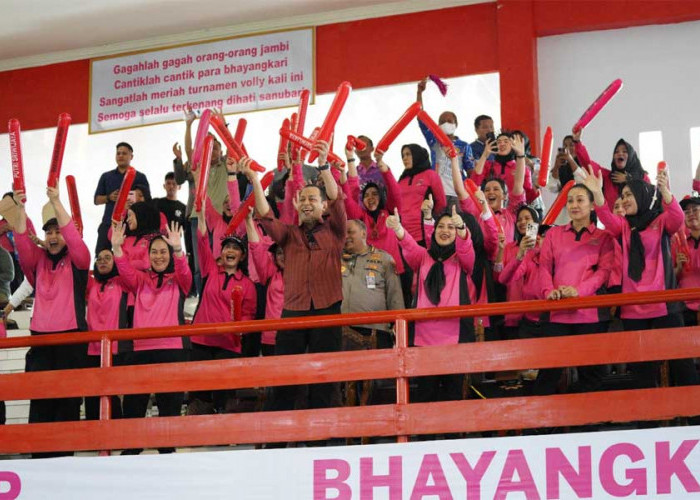 Wakapolda Sumsel Beri Support Tim Bhayangkari Sumsel Putri Sriwijaya di Tournament Volley Ball Bhayangkari Cup