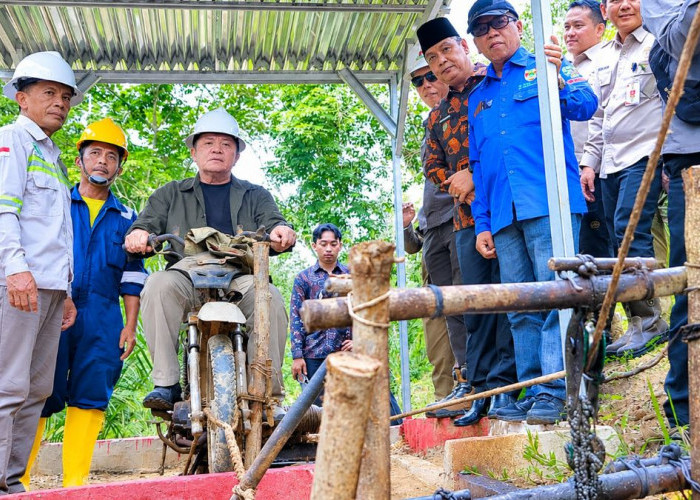 Dulu Ilegal Kini Legal: Gubernur Herman Deru Coba Motor Penambang dan Resmikan Pengiriman Minyak Rakyat