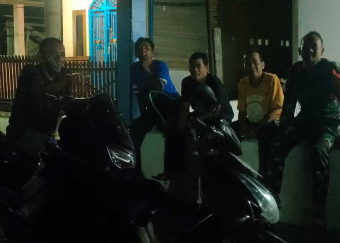 Gercep! Babinsa Koramil Muara Pinang Sidak Pos Satkamling Jalinsum, Pastikan Warga Tidur Nyenyak