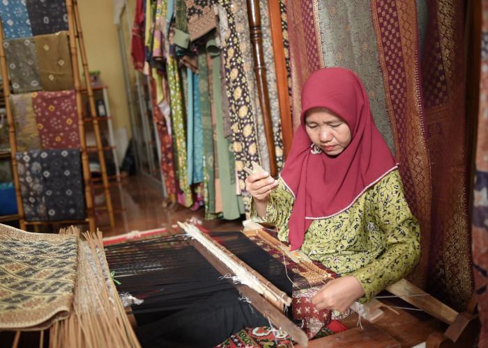 Majukan Wastra Palembang, Pupuk Indonesia Dorong Rumah Kain Naik Kelas dan Makin Berdaya