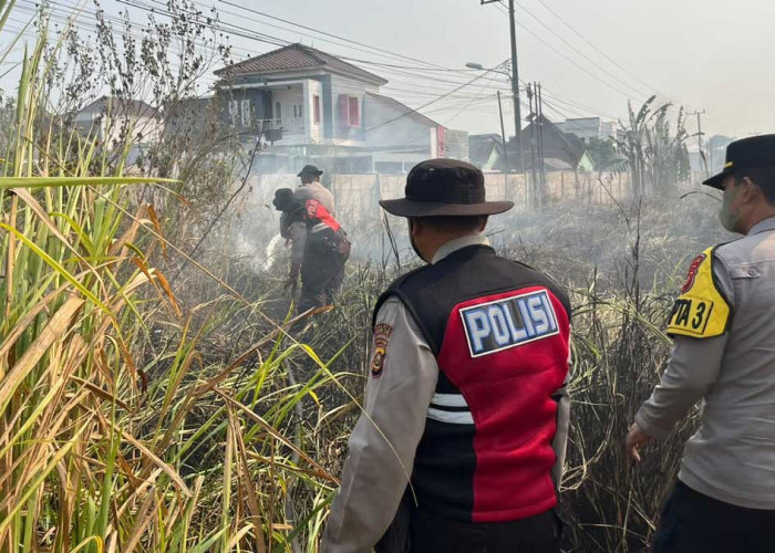 Nyaris Lahap Permukiman Warga: Karhutla di Indralaya Berhasil Dipadamkan Berkat Aksi Cepat Polisi