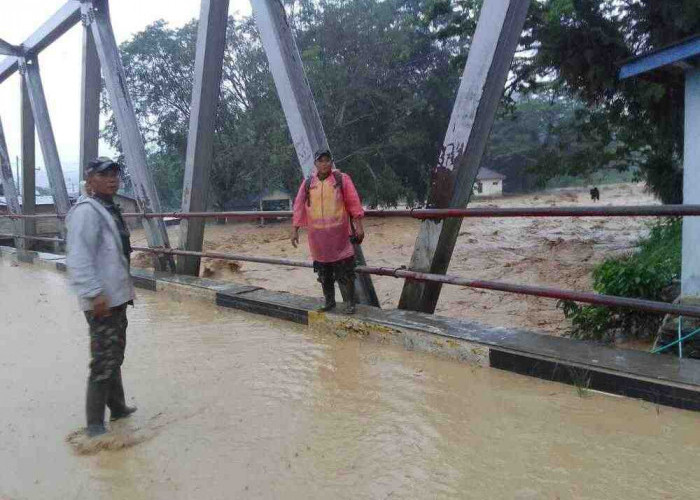 Air Belum Kunjung Surut, Anggota Babinsa Kodim 0405/Lahat Pantau Situasi Banjir 