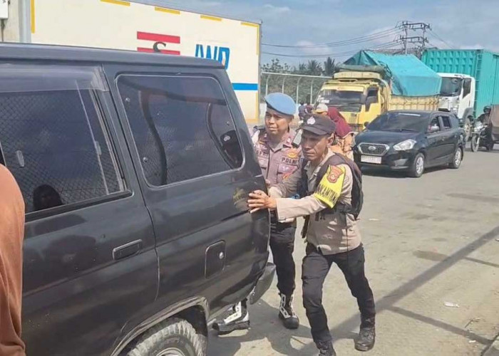 Aksi Heroik Polisi Indralaya: Tak Hanya Atur Macet, Juga Turun Tangan Perbaiki Mobil Pemudik yang Mogok