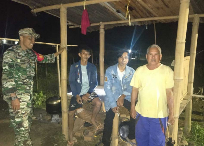 Bahu Membahu! Potret Kekompakan Babinsa dan Warga Pagaralam Jaga Kampung di Hari ke-11 Ramadan