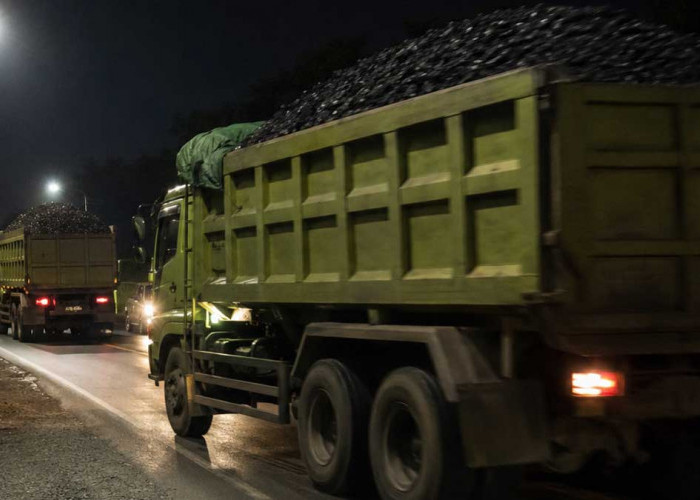 Kian Meresahkan Warga: Truk Batu Bara Kembali Terpantau Melintas Dini Hari di Ruas Jalan Umum OKU–OKU Timur