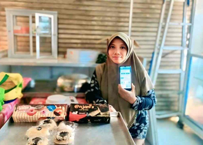 Bangkit dari Keterbatasan, Usaha Kue Tantiningsih Topang Ekonomi Keluarga Berkat Sinergi Holding UMi