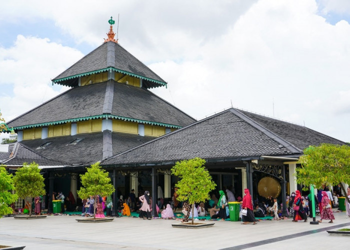 5 Wisata Religi Paling Populer di Jawa Timur, Liburan Sambil Ziarah ke Makam Para Wali