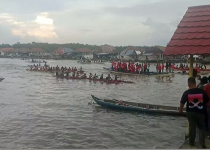 SERU! Warga Pedamaran Antusias Saksikan Lomba Kebut Perahu Muchendi - Supriyanto