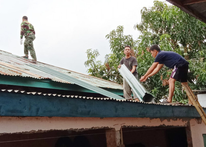 Kades Pagarbatu Ikut Bantu Personel TMMD Pasang Seng Masjid