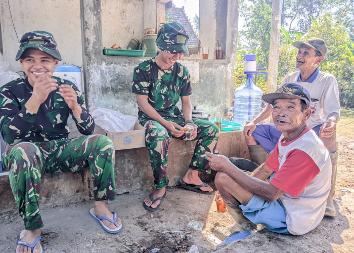 Momen Hangat TMMD Desa Cukil: Saat Prada Sopyan Sulutkan Rokok Mbah Tarno di Sela Cor Jalan, Bikin Adem!