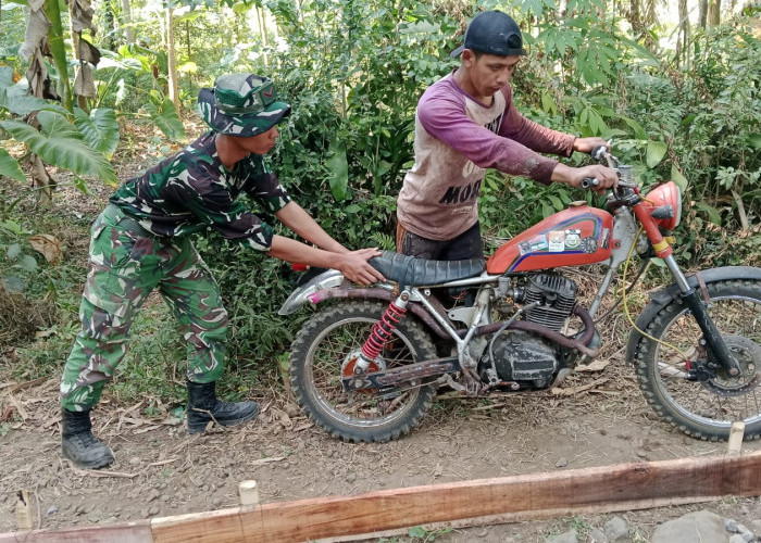 Tangan Boleh Besi, Tapi Hati Tetap Peduli! Aksi Pratu Yulianto Dorong Motor Warga yang Mogok Jadi Sorotan