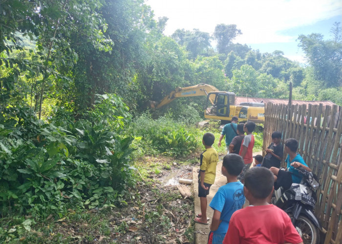 Excavator Jadi Tontonan Anak-anak Desa Pagarbatu