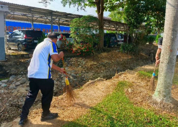 Jelang HUT RI, Lapas Sekayu Gelar Aksi Bersih-Bersih Lingkungan Kantor