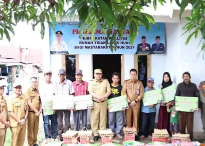 PJ Wako Lubuk Linggau H Koimudin Serahkan Bantuan 200 Unit Program Bedah Rumah