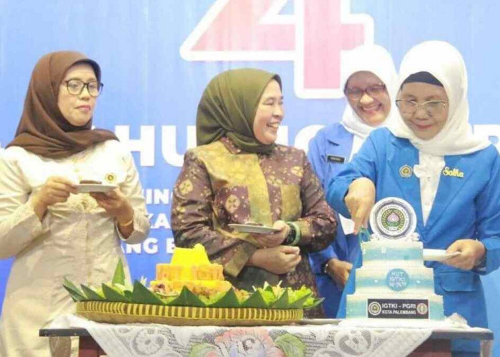 Tingkatkan Solidaritas dan Mendidik Generasi Emas, HUT ke-74 IGTKI-PGRI Kota Palembang Diwarnai Potong Tumpeng