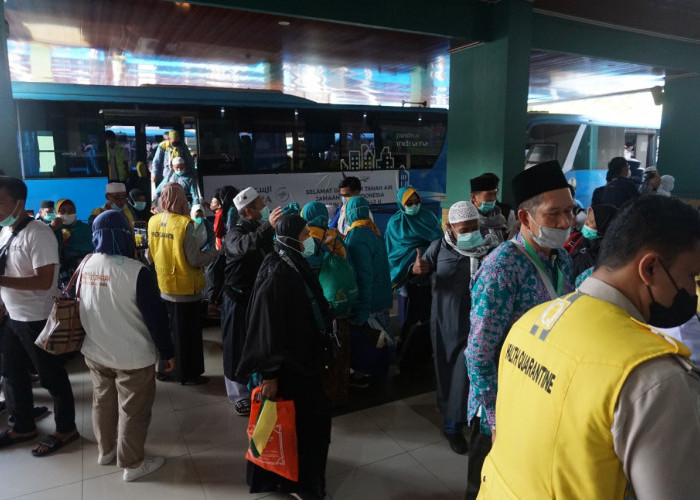 Jemaah Haji Kloter 7 Debarkasi Palembang Tiba di Tanah Air